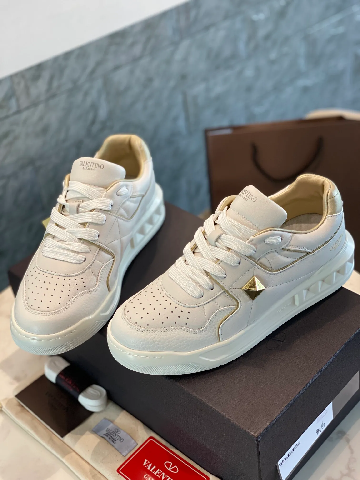👟👟Ex-factory price 780👟👟 Valentino ONE STUD calfskin lace-up sneakers. Soft suede low-top sneakers, classic and versatile, couple's sneakers, special goods, worth buying! A pair of simple shoes with unique details will save you from the difficulty of dressing. OneStud sneakers, with quilted plaid and oversized rivets, create an eye-catching punk style and get rid of the heavy feeling of this season's clothing. U👟👟Ex-factory price raise calfskin derby shoes, with exquisite leather construction and simple silhouette, smooth lines set the tone of coolness, they are a versatile item in the wardrobe. There are more Valentino boutique shoes waiting for you to unlock! It’s time to get the shoes you’ve been coveting for a long time! Officially on sale 7,+++ - Seven straps, decorated with metallic rubber effect. Decoration on the back and tongue. Size 35-44.